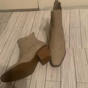Off white ankle boot never been worn